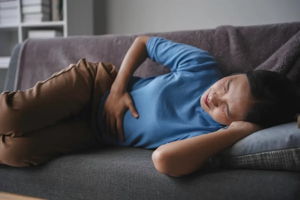 Imagen de una persona con dolor abdominal – Síntomas comunes de enfermedades estomacales