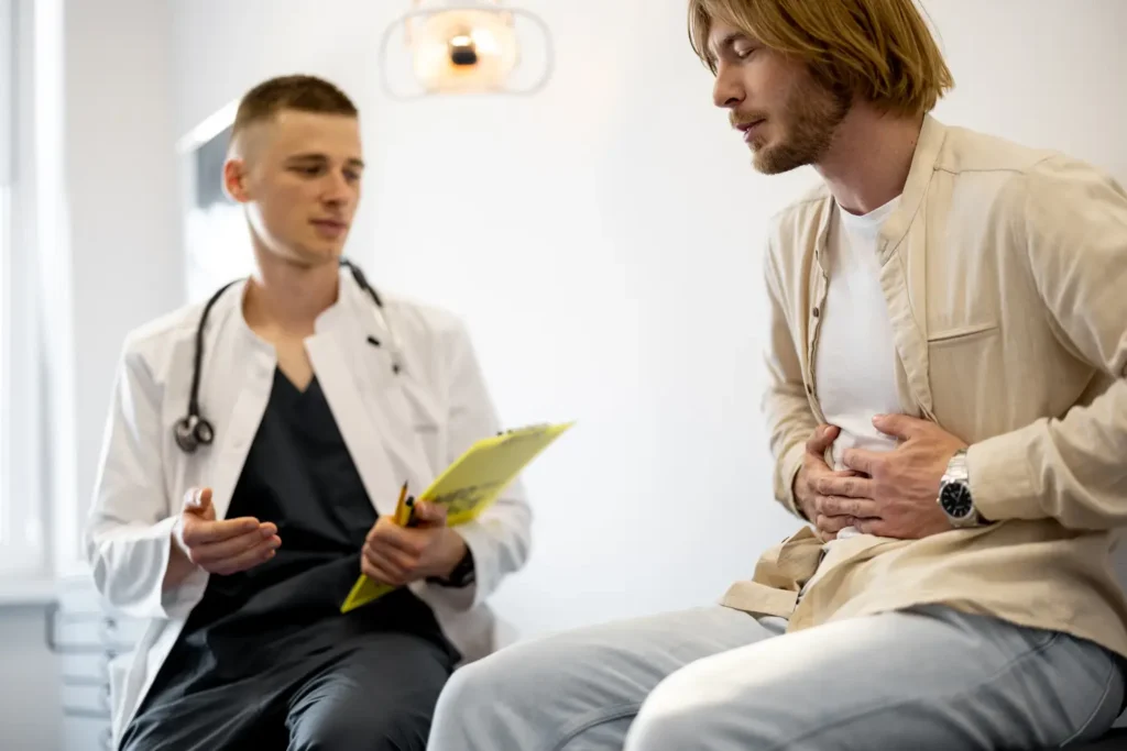 Un paciente conversando con su gastroenterólogo sobre los sintomas esófago de barrett
